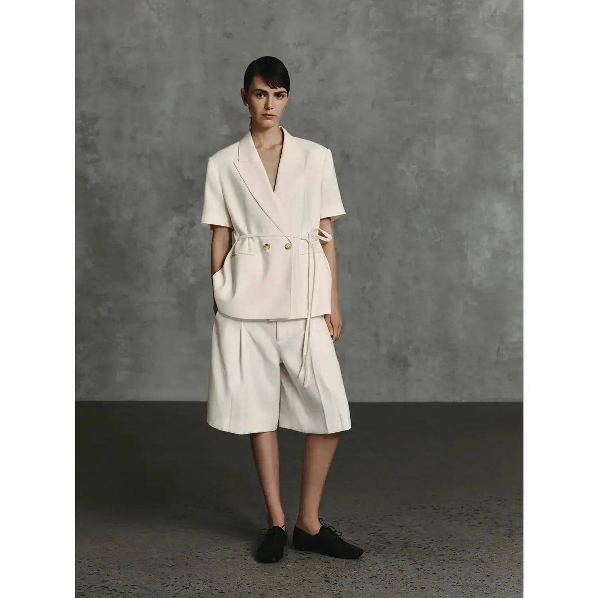 URBAN REVIVO Women's Chic Breathable Linen-Cotton Blend Waisted Cut Short-Sleeve Double-Breasted Belted Button Blazer - Self-Tie Belt, Fitted, Casual Everyday Wear,sohochic