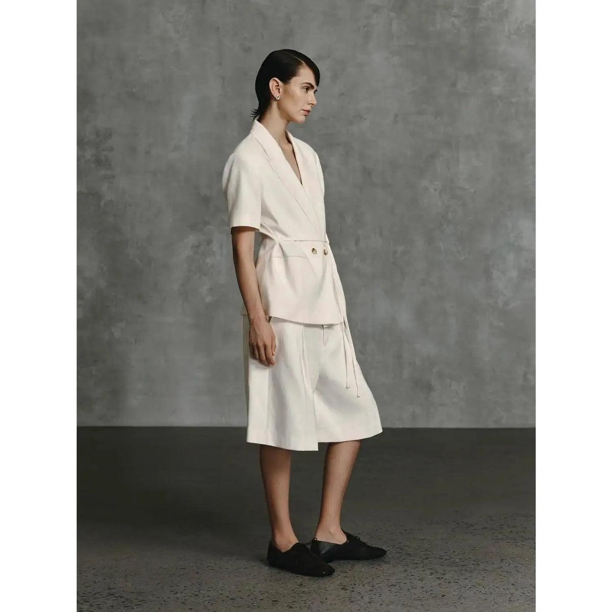 URBAN REVIVO Women's Chic Breathable Linen-Cotton Blend Waisted Cut Short-Sleeve Double-Breasted Belted Button Blazer - Self-Tie Belt, Fitted, Casual Everyday Wear,sohochic
