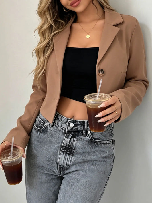 A short women's minimalist office-style blazer, Business work clothes, Business attire clothes, with a lapel design, a slimming and versatile little coat suitable for spring, perfect for workplace casual wear, commuting
